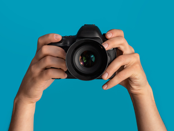 Handen die fototoestel vasthouden
